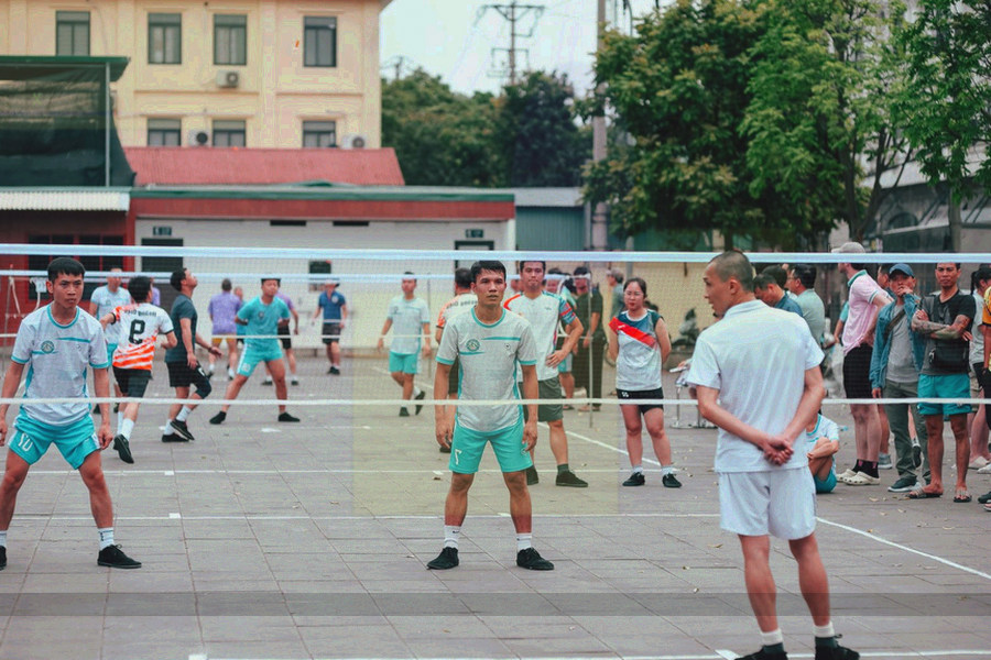 集锦截帧拼贴，画面叠加团战走位与数据面板，呈现典型片段的质感